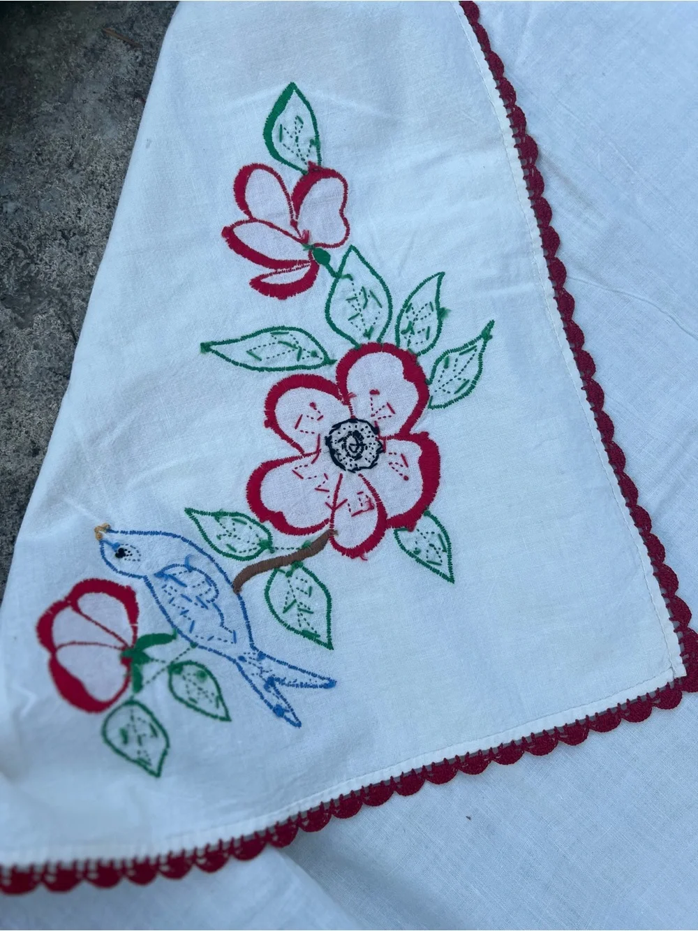 Vintage 1950s Embroidered Bluebird Red Poppy 36” Tablecloth